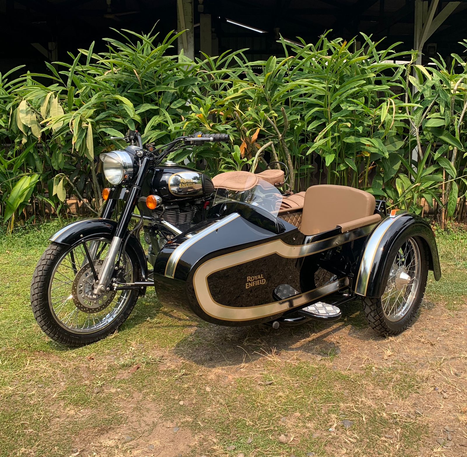 Royal Enfield Classic Sidecar – interior quilted cabin